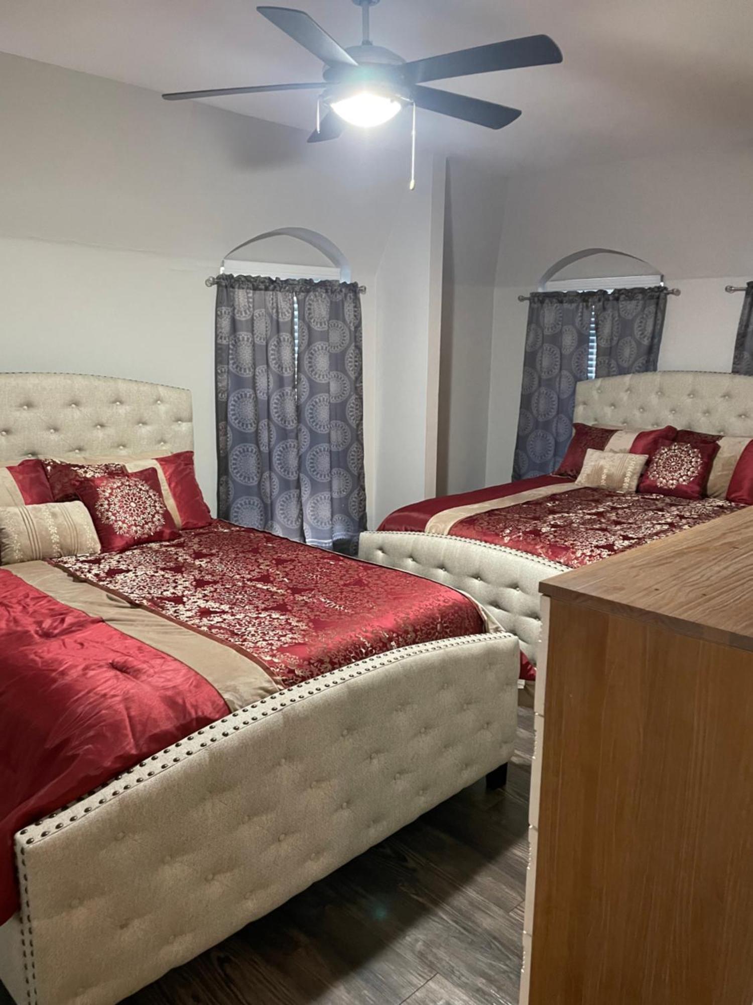 Huge One Bedroom With 2 Queen Size Beds Houston Zewnętrze zdjęcie