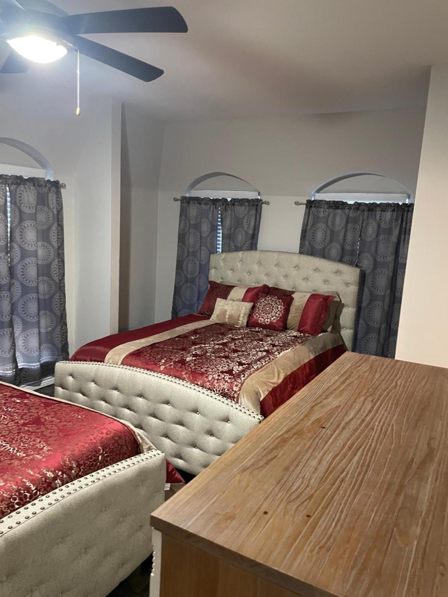 Huge One Bedroom With 2 Queen Size Beds Houston Zewnętrze zdjęcie