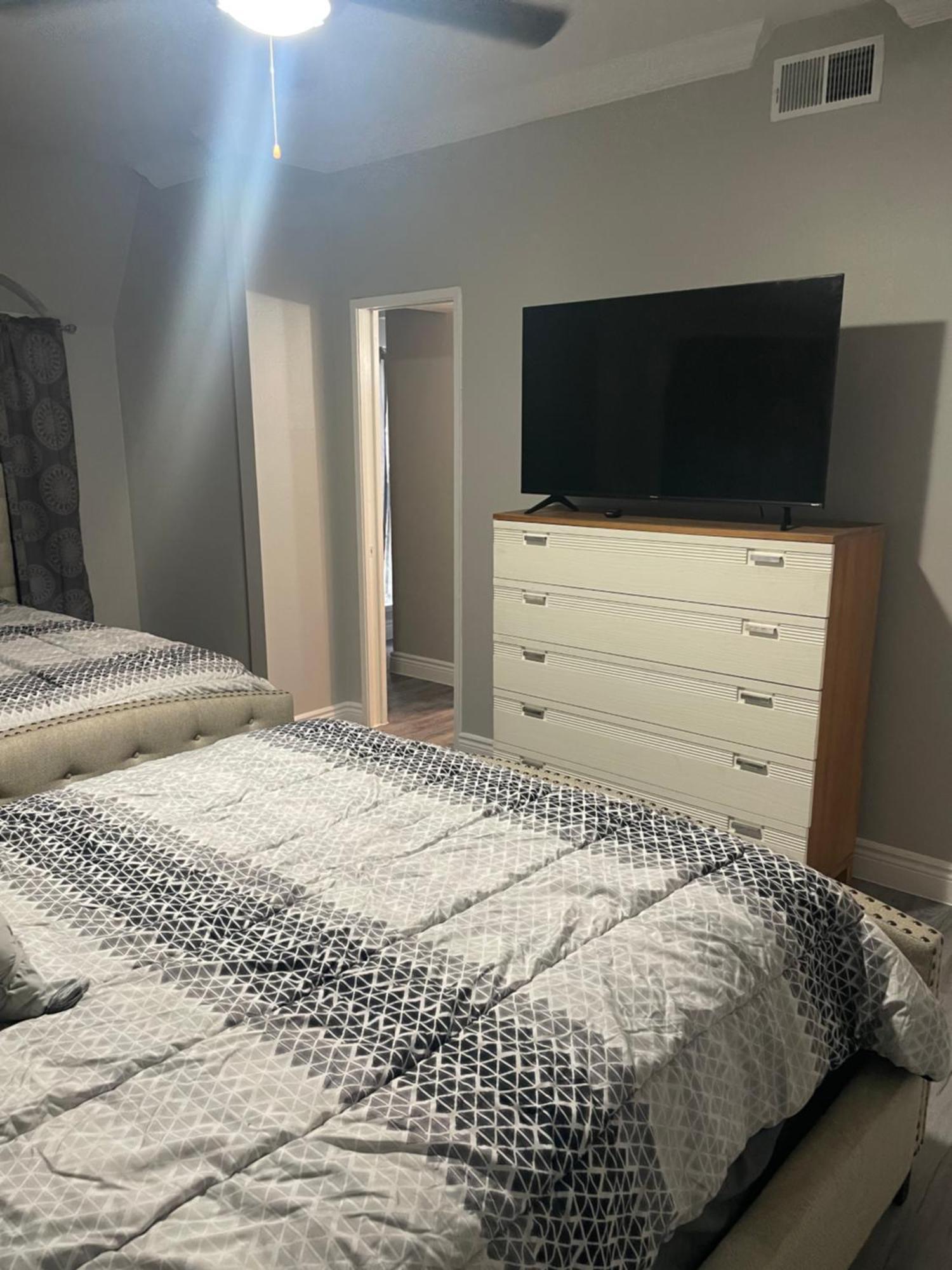 Huge One Bedroom With 2 Queen Size Beds Houston Zewnętrze zdjęcie