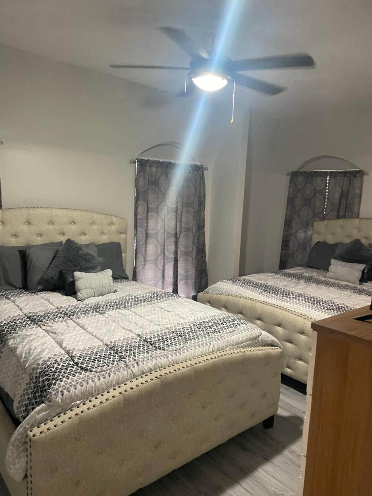 Huge One Bedroom With 2 Queen Size Beds Houston Zewnętrze zdjęcie